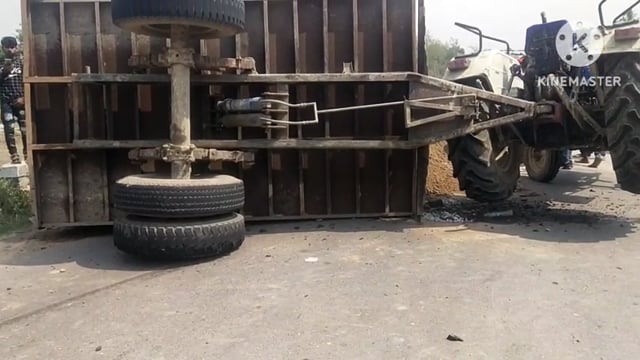 प्रतापगढ़ जिले के बाघराय थाना क्षेत्र के छेवगा नहर के समीप ओवरलोड ट्रैक्टर पलटा बाल बाल बचे चालक और राहगीर,