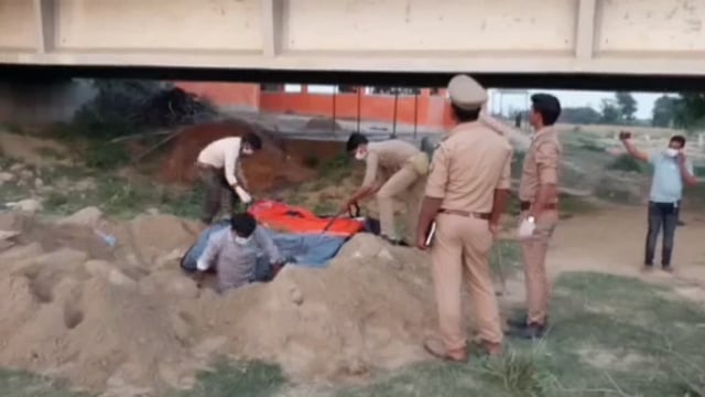 बीते कुछ महीने पहले डुमरियागंज जीवन हॉस्पिटल में जच्चा-बच्चा की मौत के मामले में कब्र से महिला व नवजात का निकाला गया शव