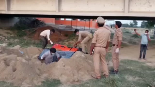 बीते कुछ महीने पहले डुमरियागंज जीवन हॉस्पिटल में जच्चा-बच्चा की मौत के मामले में कब्र से महिला व नवजात का निकाला गया शव