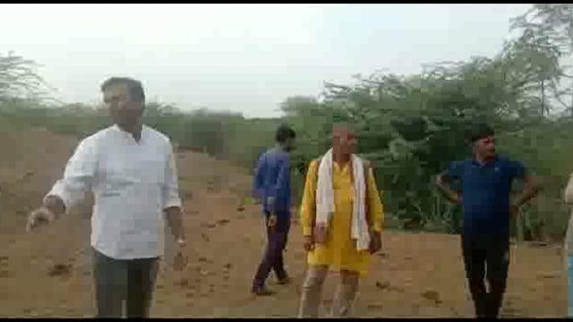 अलोना गांव की गौशाला का निरीक्षण किया तिंदवारी के खंड विकास अधिकारी,कर्मचारियों को दिए आवश्यक दिशा-निर्देश