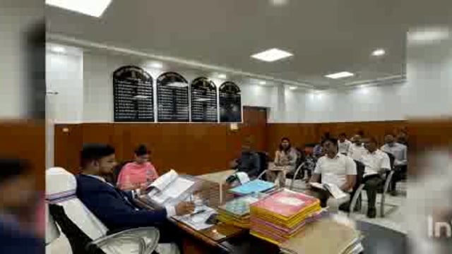 खाद्य आपूर्ति से संबंधित पदाधिकारी के साथ डीएम ने की समीक्षा बैठक, लगाई फटकार 