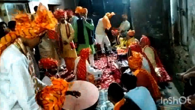 राधारानी की नगरी में निकला गिरिराज प्रभु का डोला प्रभु के दिव्य दर्शन को एकटक निहारती रहे लोग 