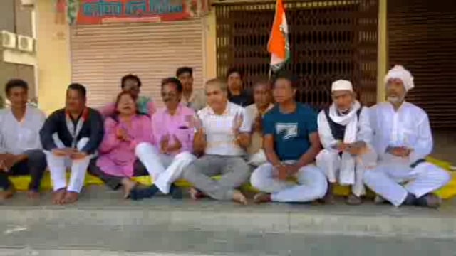 काग्रेस के पूर्व अध्यक्ष राहुल गांधी की लोकसभा की सदस्यता रद्द करने पर जिले में कांग्रेसियों ने किया एकदिवसीय सत्याग्रह