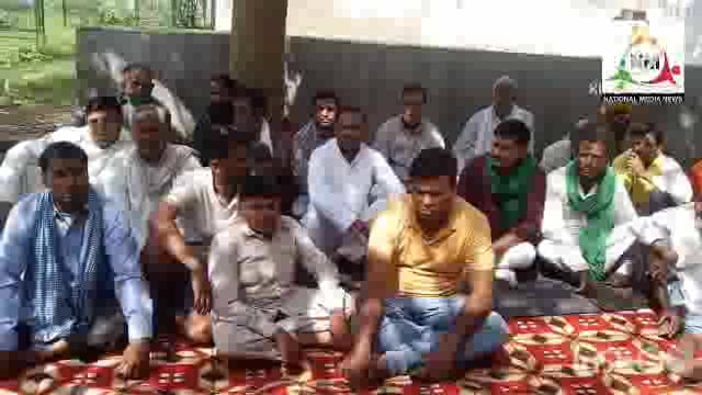 भू माफियाओं से ग्रामसभा और गरीब लोगों की जमीन से कब्जा मुक्त कराने को SDM कार्यालय के सामने धरने पर बैठे ग्रामीण।