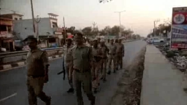 थाना शिव नगर डीडई पुलिस द्वारा थाना क्षेत्र में शांति व्यवस्था को लेकर कस्बा तिलौली करही डीडई में किया गया पैदल गस्त