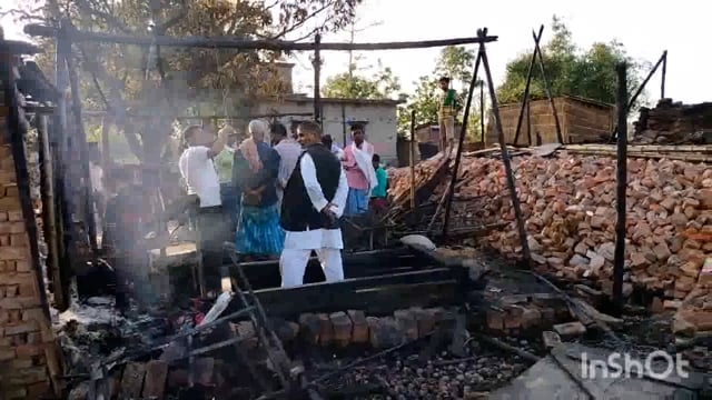 सुगौली के पंजिरवा में शॉर्ट सर्किट से लगी आग में चार घर जले।लाखों का हुआ नुकसान।