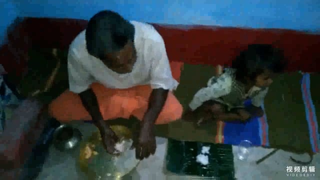 लोक आस्था का पर्व छठ व्रत के दूसरे दिन व्रतियों ने विधि विधान से पूजा अर्चना कर करना का प्रसाद ग्रहण किया