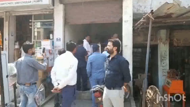 नगर पालिका कर्मियों ने दुकान का किराया बकाये को लेकर दुकानदार को  धक्का देकर निकाला और शटर बंद कर डाला ताला