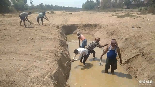 जयनगर तिलैया नदी छठ घाट की सफाई ग्रामीणों के द्वारा किया जा रहा है एवं गड्ढे खोदकर पानी निकाला गया है