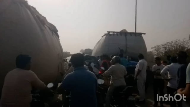 वृंदावन पानीगांवपुल पर भूसा की ट्राली  पलटने से लगा लंबा जाम