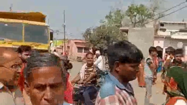 गाठोली गांव में ई-रिक्शा चालकों ने की श्रद्धालुओं के साथ मारपीट दो घायल एक गंभीर घायल को जिला अस्पताल किया रेफर