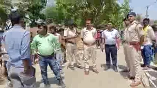 सुगौली-रक्सौल रेलमार्ग में शीतलपुर में हटा अतिक्रमण,रेलवे के दर्जनों अधिकारी सैकड़ों जवानों के साथ पहुंचे।