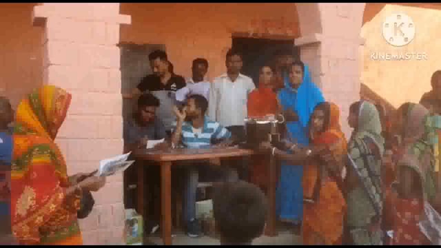  फुल्लीडुमर पंचायत के वार्ड संख्या 14 में पंचायत समिति सदस्य की उपस्थिति में धुआं रहित चूल्हा का किया गया वितरण 