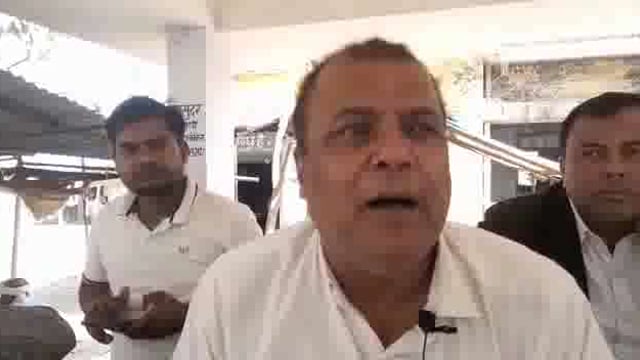 तरबगंज तहसील में भूमि बैनामा में की फर्जी हस्ताक्षर दाखिल खारिज को लेकर अधिवक्ताओं दिया धरना