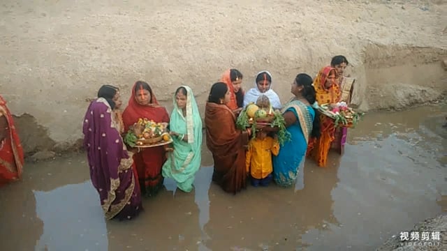 छठ व्रतियों ने दिया अस्ताचलगामी सूर्य को पहला अर्घ्य कल उगते सूर्य को अर्घ्य देकर होगा समापन