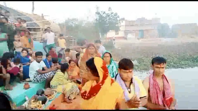 अमरपुर प्रखंड क्षेत्र में चैती छठ पूजा को लेकर डूबते सूर्य को अर्घ देने उमड़ी  घाटों पर श्रद्धालुओं की भीड़