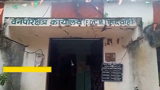 सिंदेवाही तालुक्यातील अधिकारी कर्मचारी मुख्यालयी हजर राहत नसल्याने नागरिकांचे कामे खोडंबली. 