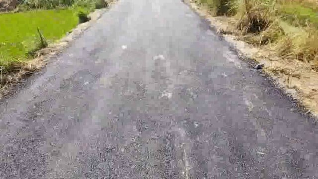 सड़क निर्माण में मानक दफन, ग्रामीणों में आक्रोश

लोक निर्माण विभाग खण्ड कुंडा के भरतपुर