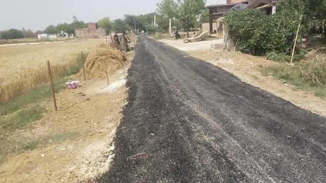 बिहार हीरागंज मार्ग से करमाजीत पट्टी माघी मार्ग पर पीडब्ल्यूडी द्वारा बन रही सड़क मानक विहीन ग्रामीणों में आक्रोश,