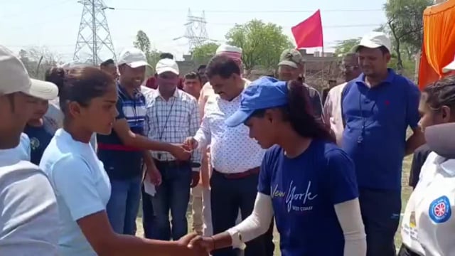 सांसद खेल स्पर्धा से गाँवों में छुपी प्रतिभा निखरेगी
मुख्यअतिथिएसडीएम सतीस चंद्रत्रिपाठी बने रेफरी,टॉस हेतु उछाला सिक्का