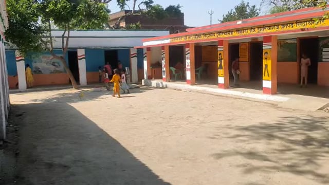 कम्पोजिट पूर्व माध्यमिक विद्यालय डुमरियागंज में बच्चों के कॉपी लिखने के वायरल वीडियो  ABSA का बयान जांच कर होगी करवाई