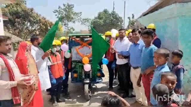 सुगौली के दक्षिणी मनसिंघा पंचायत में कचरा उठाव के लिए मुखिया द्वारा ई रिक्शा सहित अन्य सामानों का किया गया वितरण।