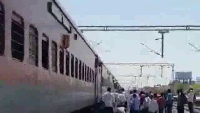 रेल्वे स्थानकावर नांदेड बेंगळुरू रेल्वेच्या डब्याला लागली आग,जीवित हानी मात्र नाही