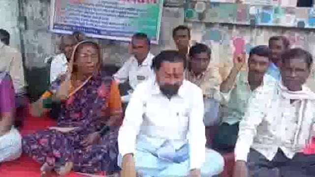 गट सचिवांच्या विरोधात जय भीम विचार मंचचे सहाय्यक निबंधक कार्यालया समोर आंदोलन