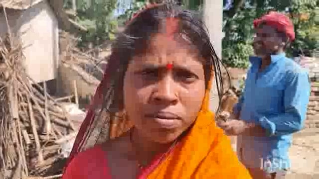 सुगौली के शीतलपुर में रेलवे के द्वारा अतिक्रमण हटाने से सैकड़ों हुए बेघर।