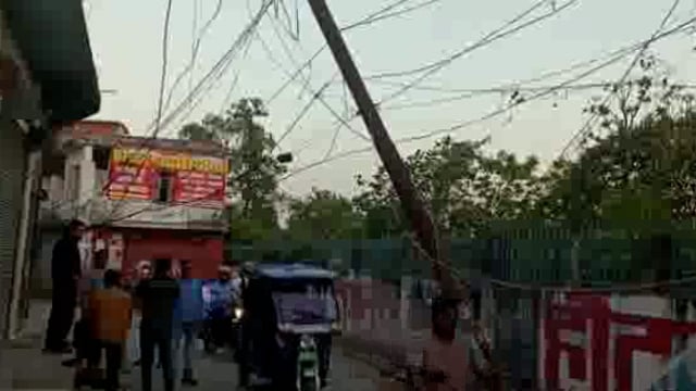 गोबरहवा बाजार रोड आशियाना होटल के पास अचानक भरभरा कर गिरा लोहे का विद्युत पोल राजगीर बाल बाल बचे