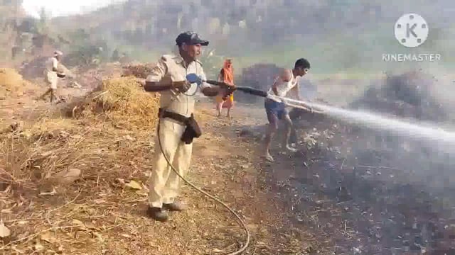 फुल्लीडुमर आंगनबाड़ी केंद्र के पास लगी आग मौके पर फायर ब्रिगेड की गाड़ी पहुंच आग पर पाया काबू