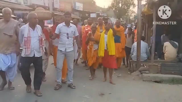 दुर्गा मंदिर फुल्लीडुमर में प्रतिमा स्थापन के पूर्व नेम निष्ठा से डोली पर बिठाकर मां बेलभरनी को लाया गया मंदिर