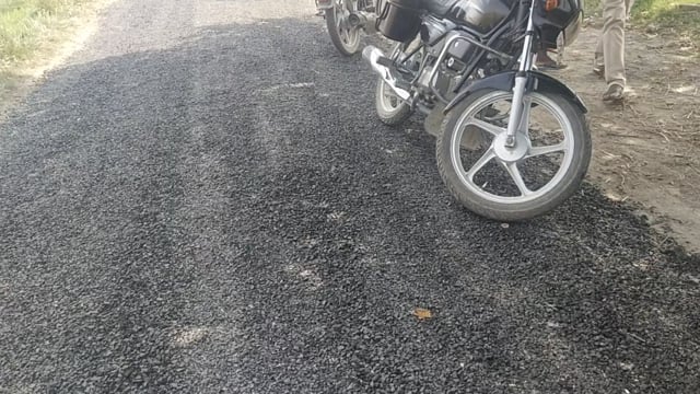 प्रतापगढ़ जिले के बिहार बाबागंज मार्ग से भटपुरवा संपर्क मार्ग पीडब्ल्यूडी द्वारा बनाया जा रहा चढ़ा भ्रष्टाचार की भेंट,