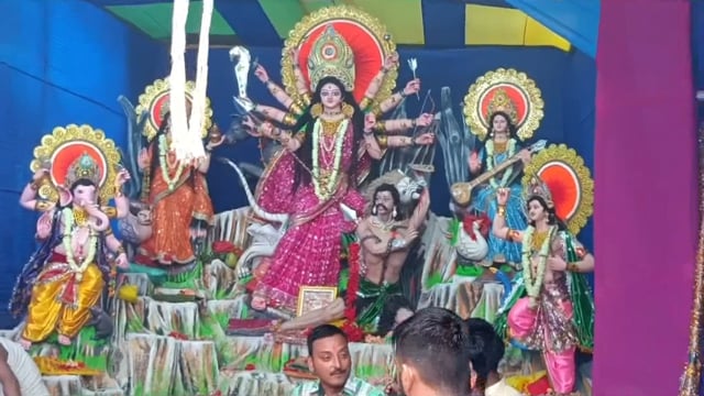 सूरजगढ़ा नगर परिषद क्षेत्र अंतर्गत मां दुर्गा की पट खुलते ही श्रद्धालुओं की पूजा हेतु उमड़ी भीड़