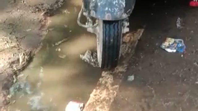 बिहार विकासखंड के बिहार बाजार में नाली का पानी बह रहा रोड पर। जिम्मेदार देखते हुए भी कर रहे है इसको नजर अंदाज