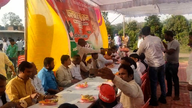 इटवा विधायक माता प्रसाद पांडे के आवास पर चैत्र नवरात्र के अवसर पर फलाहार कार्यक्रम का किया गया आयोजन।