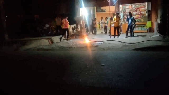 चौखड़ा में जलता विद्युत तार रास्ते पर गिरा राहगीर बाल-बाल बचे कोई हताहत नहीं