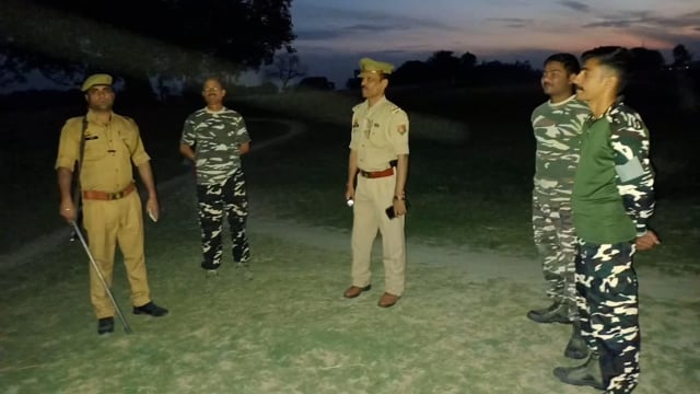 आपरेशन कवच के अन्तर्गत पुलिस व SSB कि संयुक्त टीम द्वारा अपराधियों पर अंकुश लगाने हेतु सीमाई क्षेत्रों में किया गया पैदल