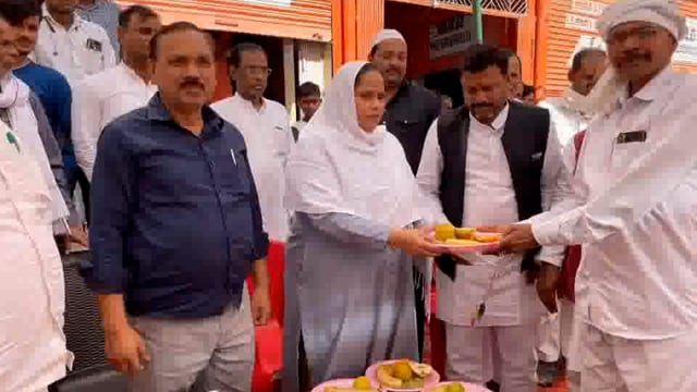 मोतीगंज चौराहे पर सपा नेता विजय कुमार अग्रहरि द्वारा नवरात्र पर्व को लेकर आयोजित किया गया फलाहार कार्यक्रम