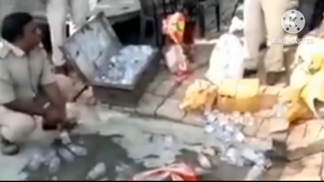 बिस्फी थाना परिसर में सात कांडों का निष्पादन कर 717 लीटर देशी और विदेशी शराब अंचलाधिकारी की उपस्थिति में किया गया नष्ठ