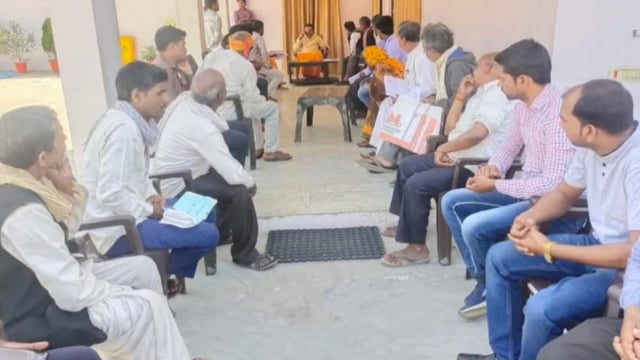 पूर्व बेसिक शिक्षा मंत्री डॉ सतीश द्विवेदी ने शनिचरा स्थित अपने आवास पर क्षेत्र की आयी हुई जनता जनार्दन की सुनी समस्या