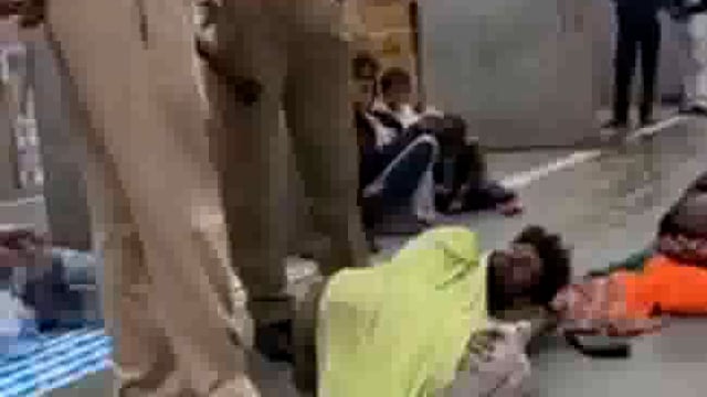 मथुरा रेलवे जंक्शन पर जीआरपी पुलिस का अमानवीय चेहरा का वीडियो  वायरल अधिकारियों ने कार्रवाई के दिए आदेश
