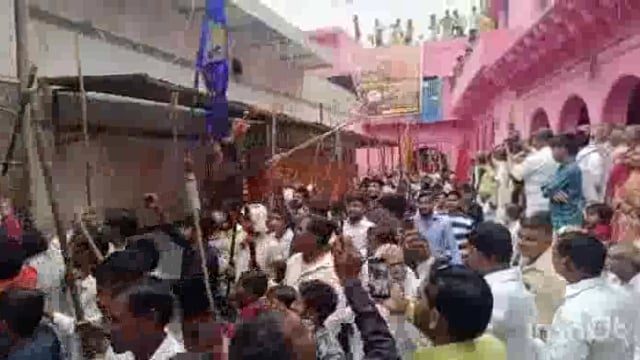 हिंदुस्तान में एक ऐसा मंदिर जहां देवी मां की होती है लठ्ठो से पूजा