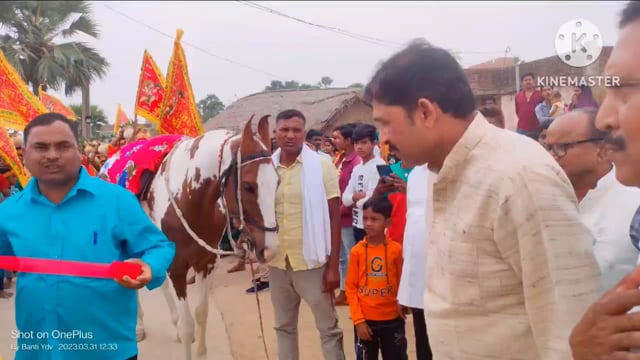 नौगांय हरिजन टोला में आयोजित अखंड हरिनाम संकीर्तन को लेकर प्रखंड प्रमुख ने फीता काटकर कलश शोभायात्रा का किया शुभारंभ