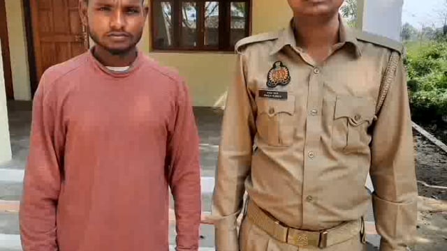 वजीरगंज पुलिस ने एक वांछित अभियुक्त को होल्लापुर से किया गिरफ्तार