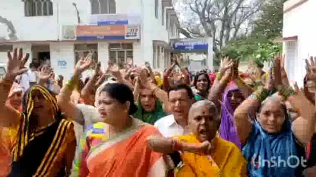 एफ आई आर के विरोध में जुलूस निकालकर वरिष्ठ पुलिस अधीक्षक को महिलाओं ने दिया अपना ज्ञापन