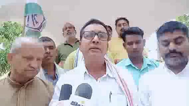 बाँसडीह पूर्व ब्लाक प्रमुख उमाशंकर पाठक के नेतृत्व में विभिन्न मांगों को लेकर कांग्रेस कार्यक्रओ ने BDO को सौंपा पत्रक