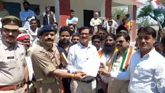 राहुल गांधी की सदस्यता समाप्ति के विरोध में कांग्रेसियों ने प्रदर्शन कर एसडीएम गोवर्धन को दिया ज्ञापन