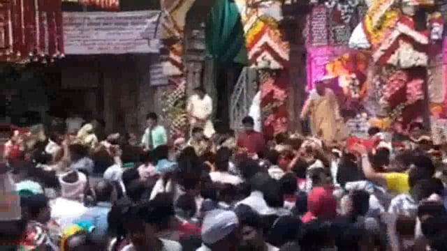 जगप्रसिद्ध ठाकुर बांके बिहारी जी मंदिर में सजाया गया फूल बंगला,
दर्शन करने को भक्तों की उमड़ी भीड़।