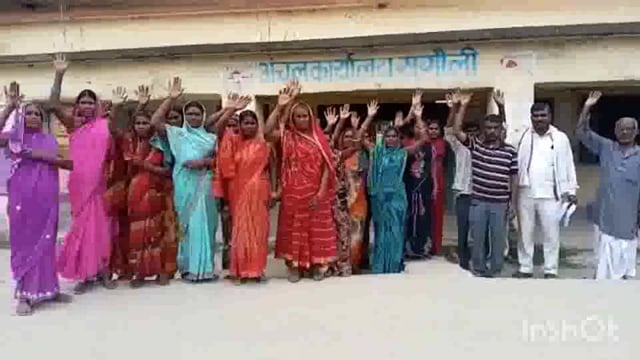 सुगौली के शीतलपुर में रेलवे के द्वारा हटाये गए अतिक्रमण से बेघर हुए लोग पहुंचे अंचल कार्यालय,मांगा भूमि और आवास।